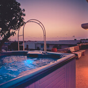 Solnedgångsikt i havet i jacuzzin