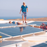 Surfcamp med klimatneutral energiförsörjning genom egen solcellsanläggning