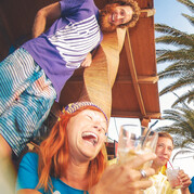 En glad grupp surfare skålar på surfcamp Fuerteventura efter en lyckad dag i vågorna.