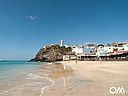Morro Jable med klippa, kyrktorn, strandpromenaden direkt vid Atlanten